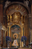Virgen del Pilar con manto y medalla de la Cofradía.