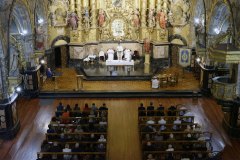 Oficios de Jueves Santo en el seminario de San Carlos Borromeo.