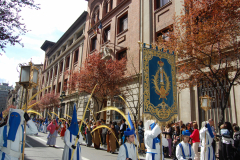 Guión titular delante del antiguo Colegio.