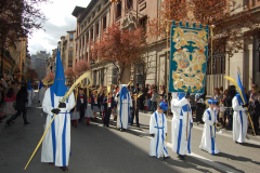 Guión de hermanamiento con el Colegio Marista delante del antiguo Colegio en San Vicente de Paúl.