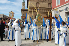 Cruz in Memoriam y guiones en Plaza de La Seo.
