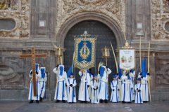 Cruz in Memoriam y guiones esperando al Paso.