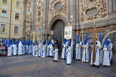 Cruz in Memoriam y Guiones esperando al Paso.  Autora: Eugenia Aragonés.