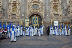 Cruz in Memoriam y Guiones esperando al Paso.  Autora: Eugenia Aragonés.