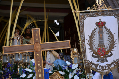 Antiguo guión, Cruz in Memoriam y Paso titular en San Cayetano.  Autora: Eugenia Aragonés.