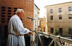 Don Justo predicando en la Plaza de San Bruno.