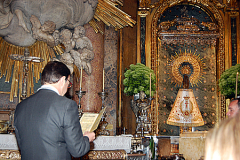 Virgen del Pilar con el manto de la Cofradía, donado con ocasión del 75 aniversario y 50 de integración en el Colegio El Pilar Maristas, 2013.