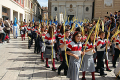 Niños del Colegio Marista, Domingo de Ramos de 2013. Salen por primera vez  en procesión a propósito del 50 aniversario de la integración de la cofradía en el Colegio El Pilar Maristas.