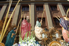 Paso titular frente al antiguo Colegio Marista.