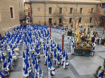 Paso titular y sección de tambores, timbales y bombos.