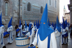 Sección de tambores, timbales y bombos en Viernes Santo.